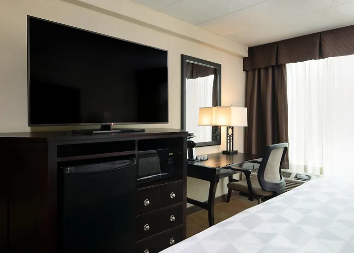 Holiday Inn And Suites Charleston West By Ihg